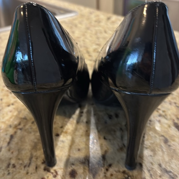 Bandolino Black Patent Leather Heels - Size 8M - Picture 3 of 6